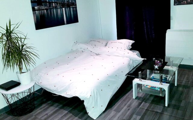 Studio in Poissy, With Wifi