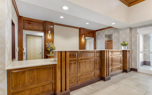 Best Western Plus River Escape Inn & Suites