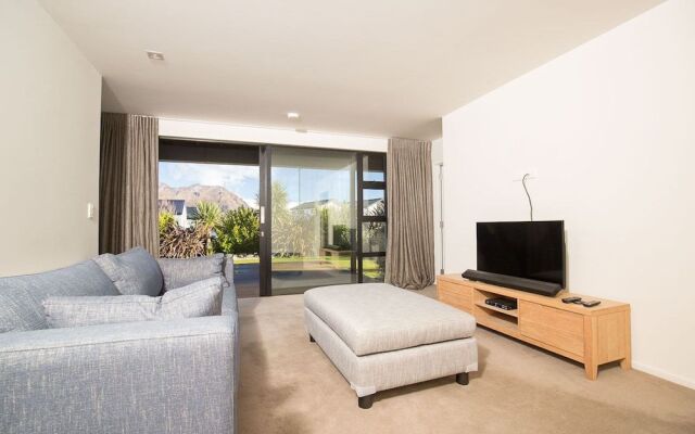 Clutha Place - Sleeps 8 - Lake Views - Balcony