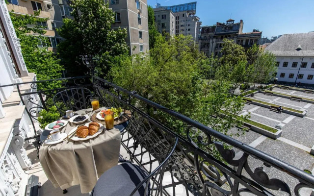 Old Town Luxury Suites with Balcony