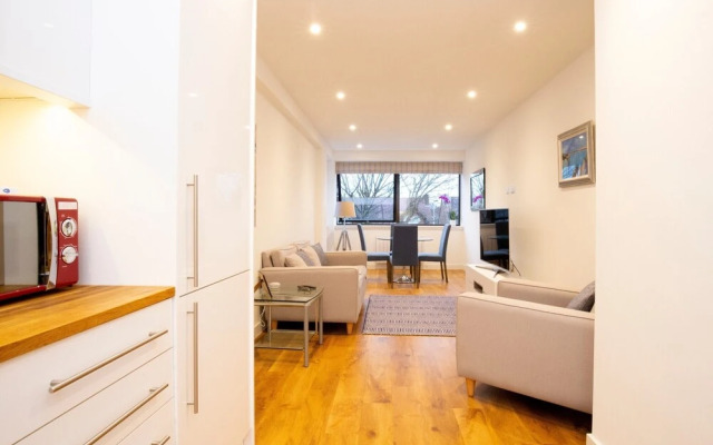 Modern Oxford Apartment + King Size Bed!