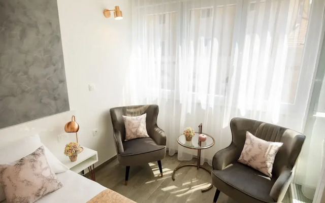 Rose Gold Rooms & Studio With Balcony