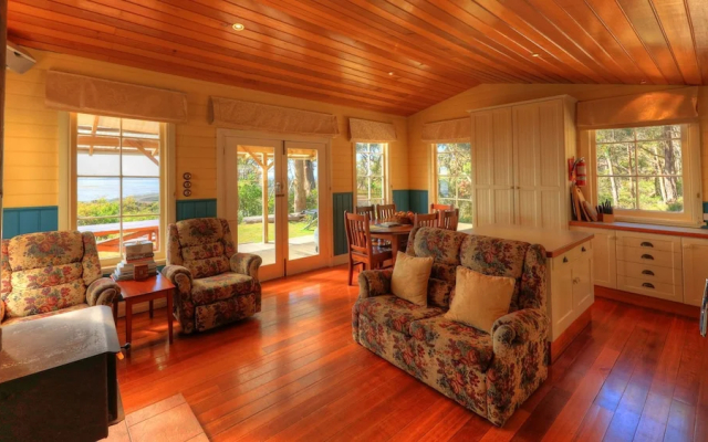 Island View Spa Cottage