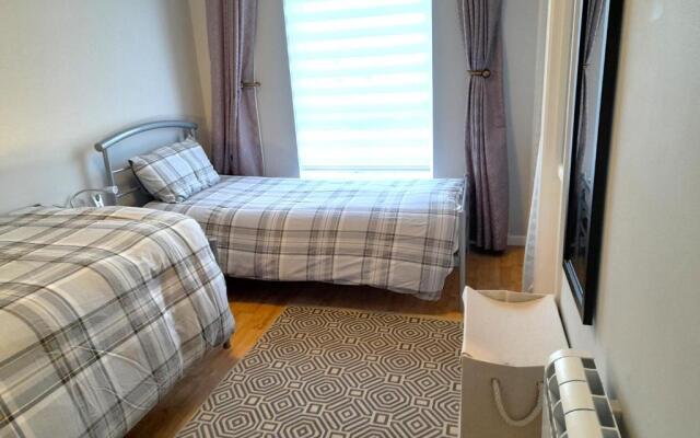Excellent Location -Central Belfast - Parking - 4 Beds
