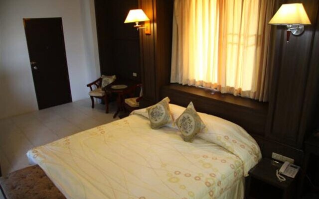 LJ The Emerald Hotel