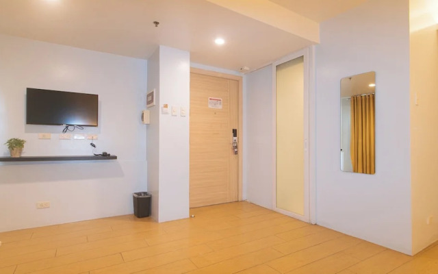 RedDoorz at LuxeLite Suites Makati