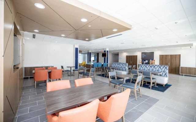 Holiday Inn Express & Suites Tampa Stadium – Airport Area by IHG