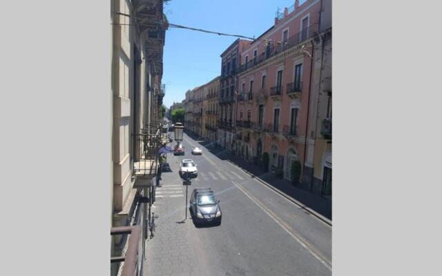 Bennis home deluxe apartment via Etnea