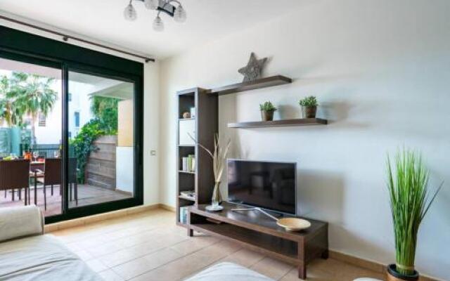 2BR poolfront family apartment WIFI and Near beach