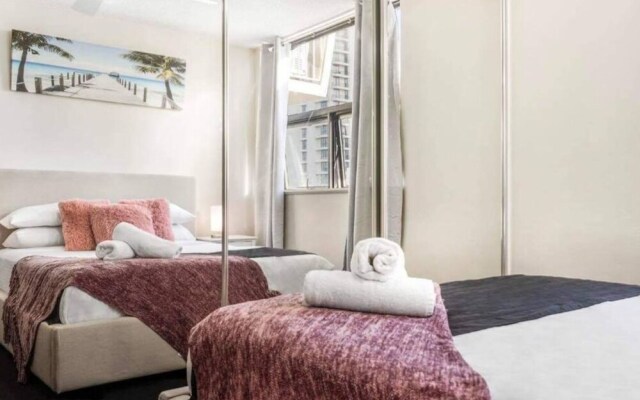 Surfers Paradise Retreat With Free Parking