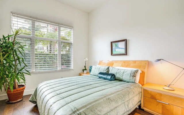 Luxe Condo w/ Private Patio & Perks in Emeryville!