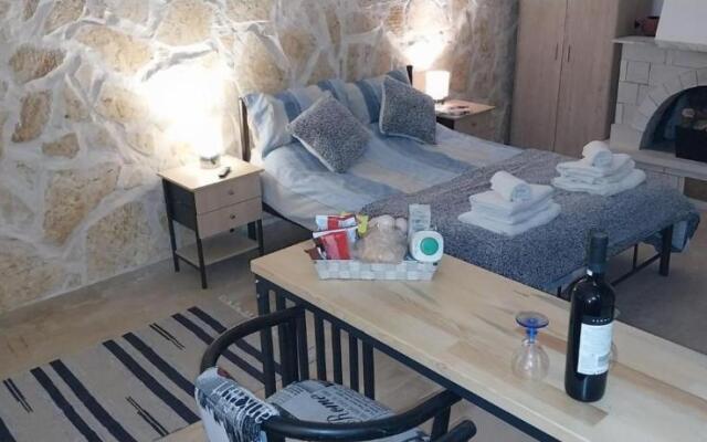 Lovely Studio in Strinilas With its own Pool