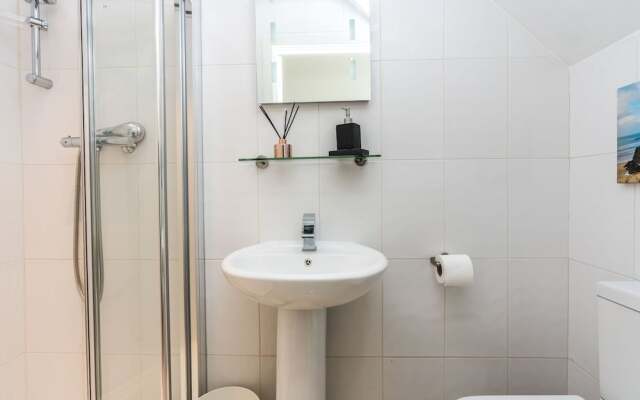Modern 3BD House Near Heathrow and Tube Station