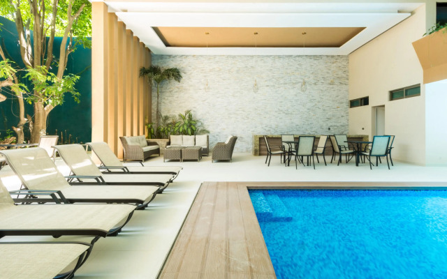Palmarena Rooms and Residences - Long Stay Comfort with Parking, Sauna, Gym and Pool (Steps from 5th Avenue)