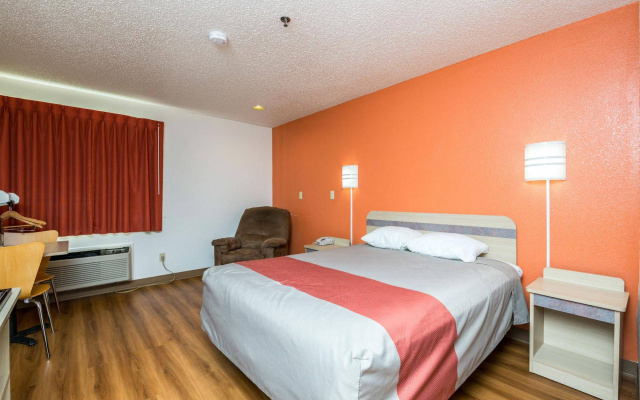 Motel 6 Waterloo, IA