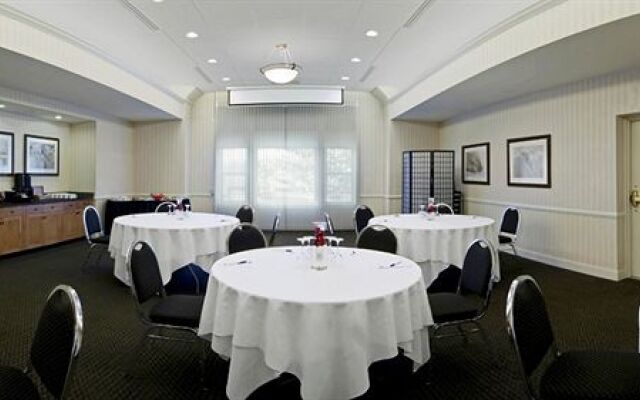 Lakeview Signature Inn Calgary Airport