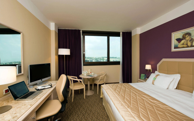 Holiday Inn Naples by IHG