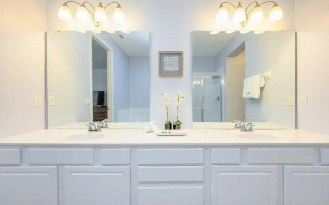 Vista Cay Electra 3 Bedroom Condo by RedAwning
