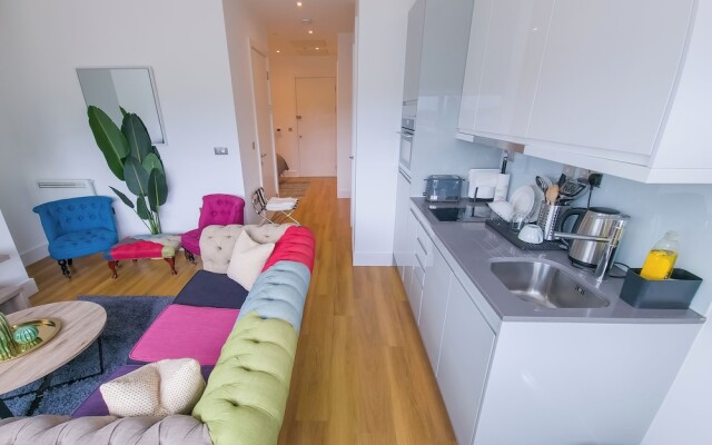 Captivating 1-bed Apartment in Slough With Kingbed