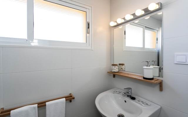 Almirante 903 JUST ON THE BEACH