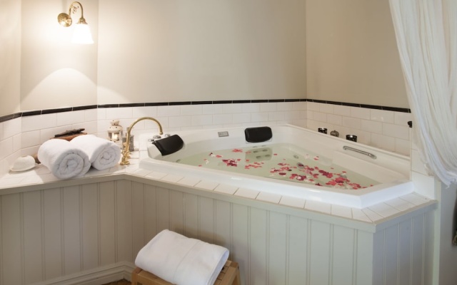 Fern Cottage at Fern Falls Cottages – Bathroom – Melbourne