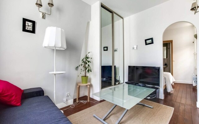 Quaint Apartment With Rooftop Views of Montmarte