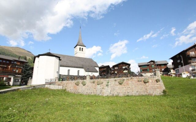 Superb Apartment With Views of the Alps