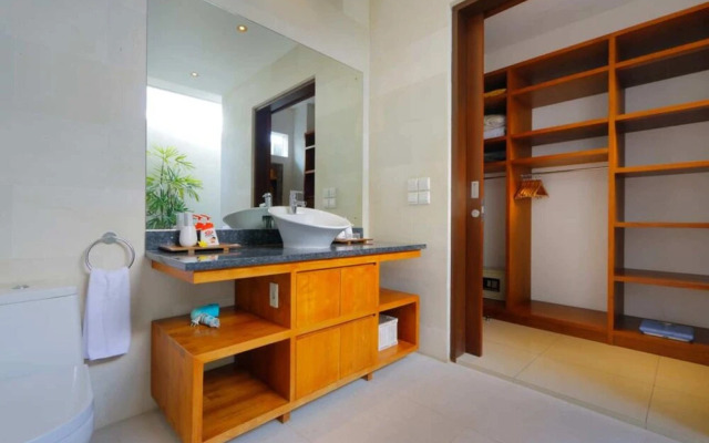 Luxury Private Villa, 4 BR, Canggu w/ Staff