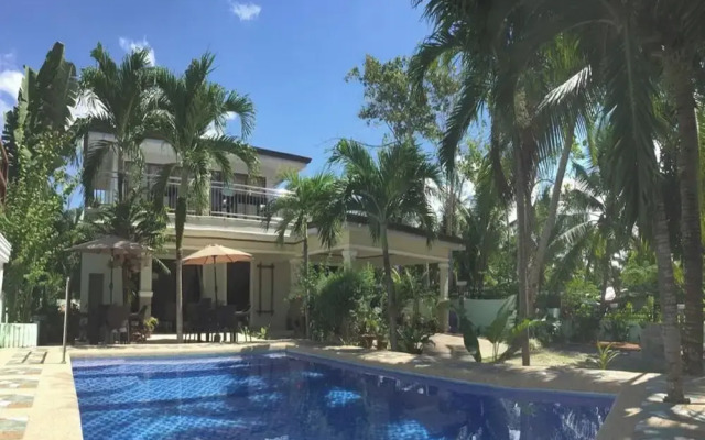 Avila's Hostel Moalboal near Beach