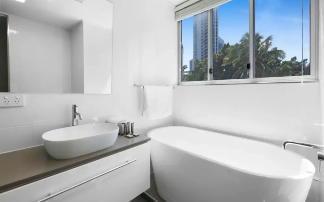 Stylish 2-bed in Surfers Paradise With River Views