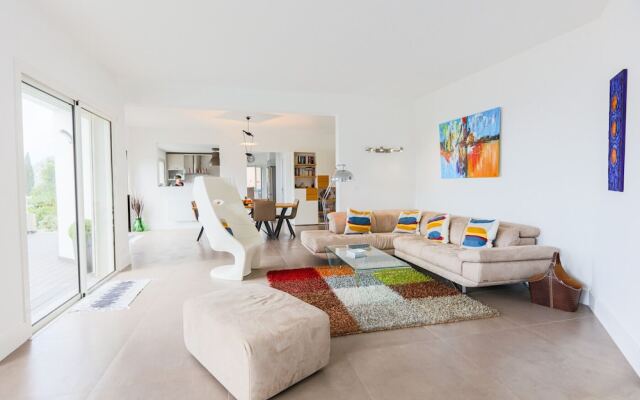 Monaco Vista VI4202 by Riviera Holiday H