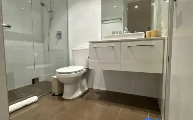 Melbourne Sky-High 2BR City Views & Free Parking