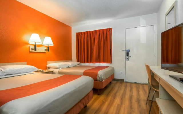 Motel 6 Corona, CA