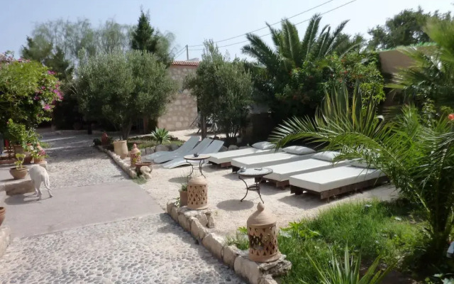 Welcome to Grenadine Double Bedroom and Spacious Garden With Swimming Pool