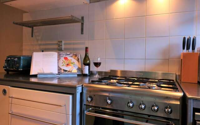 Spacious Central City Apartment with Parking