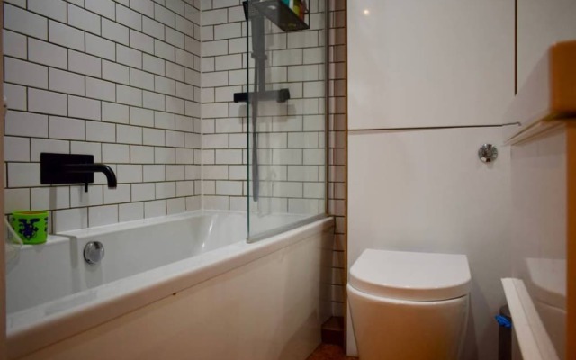 Cosy Flat in Great Location by Station