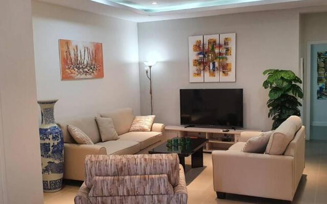 Pereybere Apartment-Lovely 3- bedroom rental unit