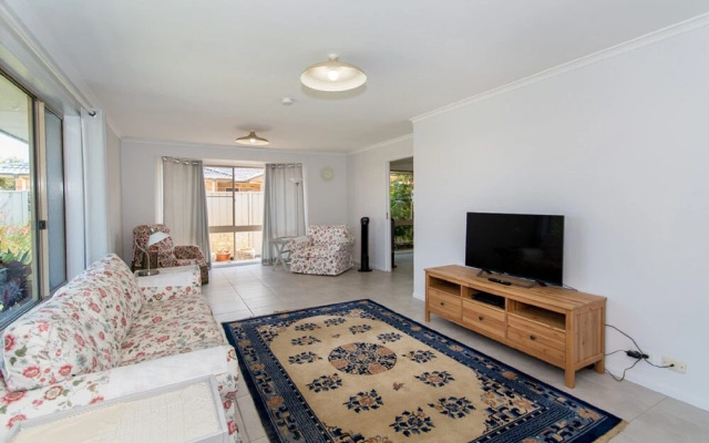 Lowset home on the canal - Dolphin Dr, Bongaree