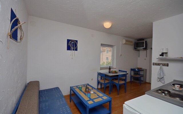 Apartments and Rooms Mladen