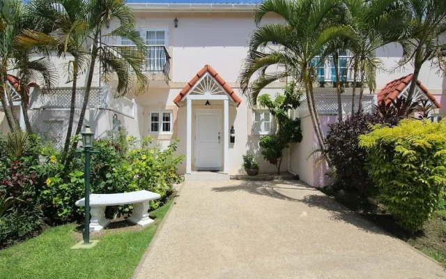Relax Poolside At This Stylish Townhouse - Porters Gate 24 by BSL Rentals