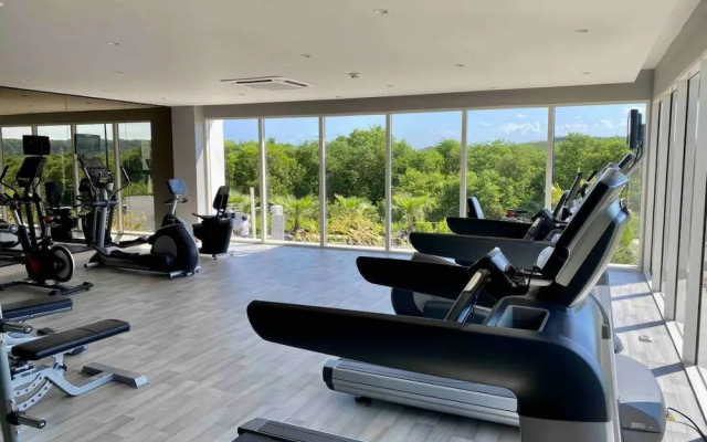 Spacious Apartment in a Modern Condominium w Lovely View