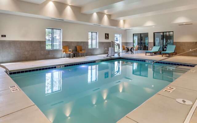 Comfort Suites Grandview - Kansas City