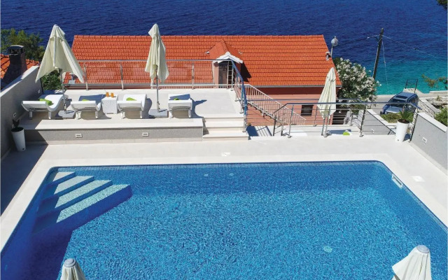 Two-Bedroom Apartment in Prigradica