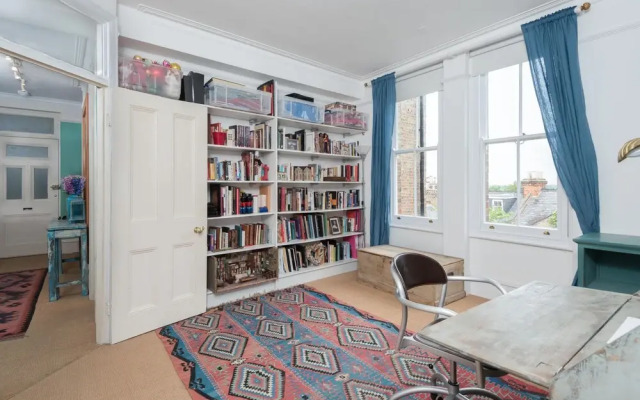 Remarkable Richmond Home By The Tube Station