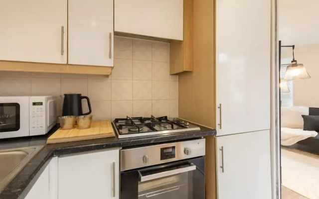 Host Stay Bradshaw Close