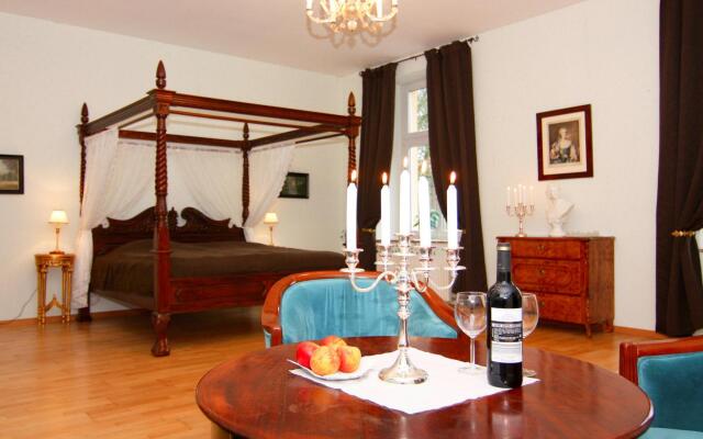 Apartments in Tressow Castle, Bobitz