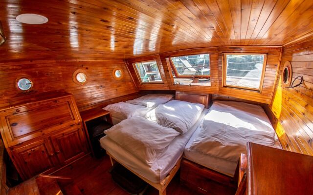 Prague Bay Houseboats