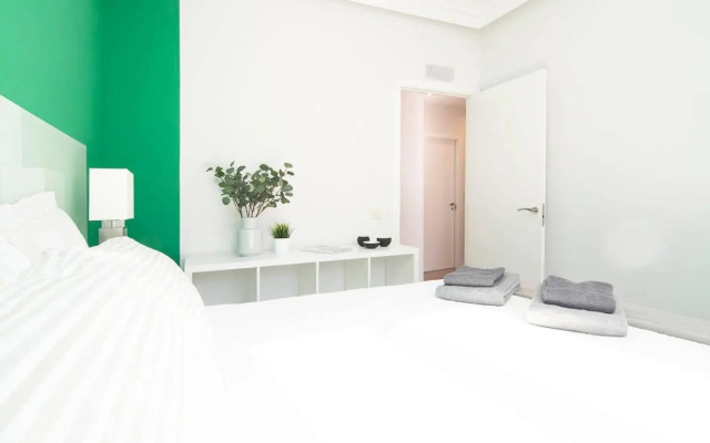 Sunny Apartment at the foot of Royal Palace by Batuecas