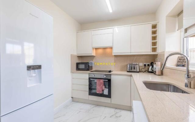 2 BED Modern apartment. Close to station & PARKING