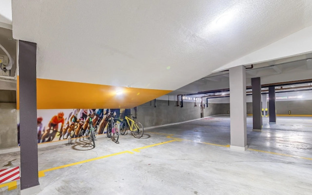 Apart in Building w/ Pool and Barbecue. Sli0715